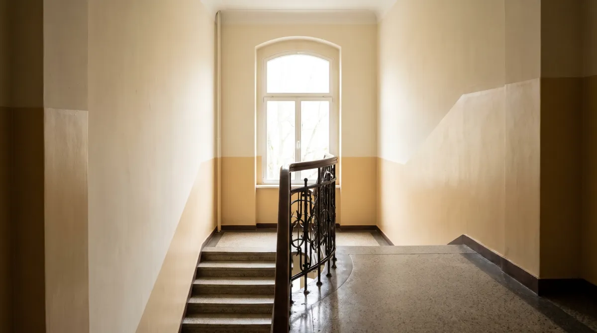 Treppenhausreinigung Kosten: Was es wirklich kostet — und woran man ein faires Angebot erkennt